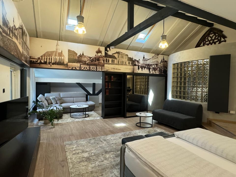 Bed, TV and multimedia, Seating area, Bedroom