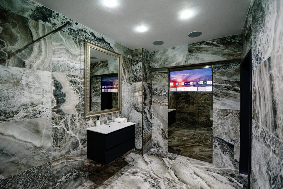Shower, Bathroom, TV and multimedia