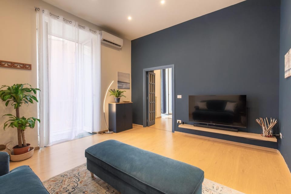 TV and multimedia, Living room, Seating area, Evening entertainment, air conditioner