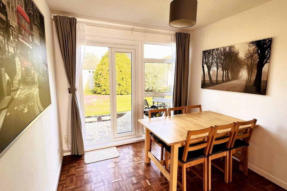 Spacious Family Bungalow with Garden for up to 7 House in Epsom