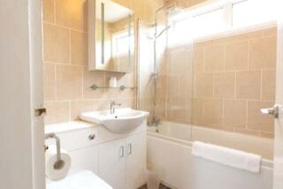 Spacious Family Bungalow with Garden for up to 7 House in Epsom