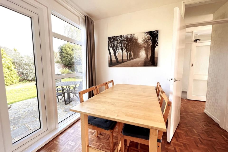 Spacious Family Bungalow with Garden for up to 7 House in Epsom