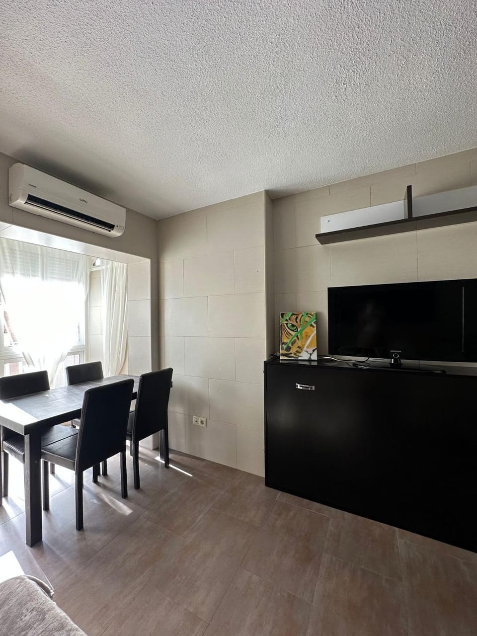 TV and multimedia, Living room, Seating area, Dining area, air conditioner