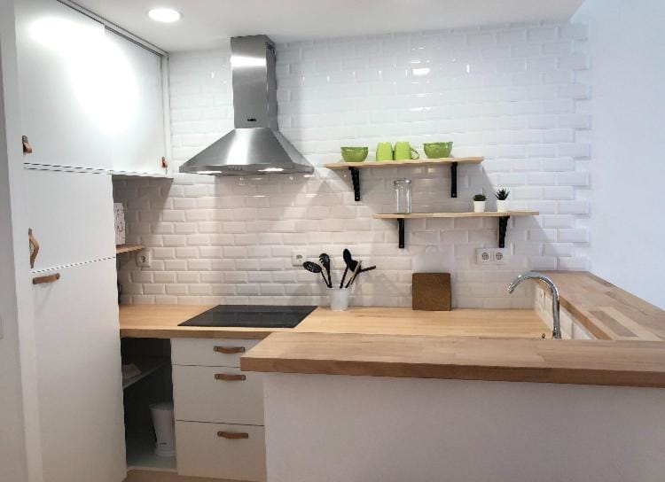 Kitchen or kitchenette, minibar, stove