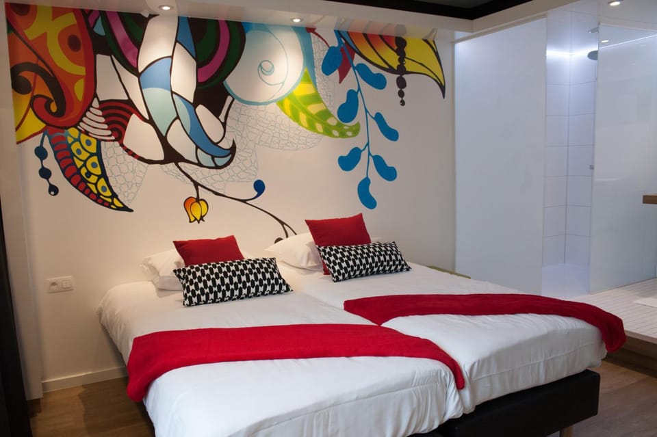 Bed, Photo of the whole room, Decorative detail, Bedroom