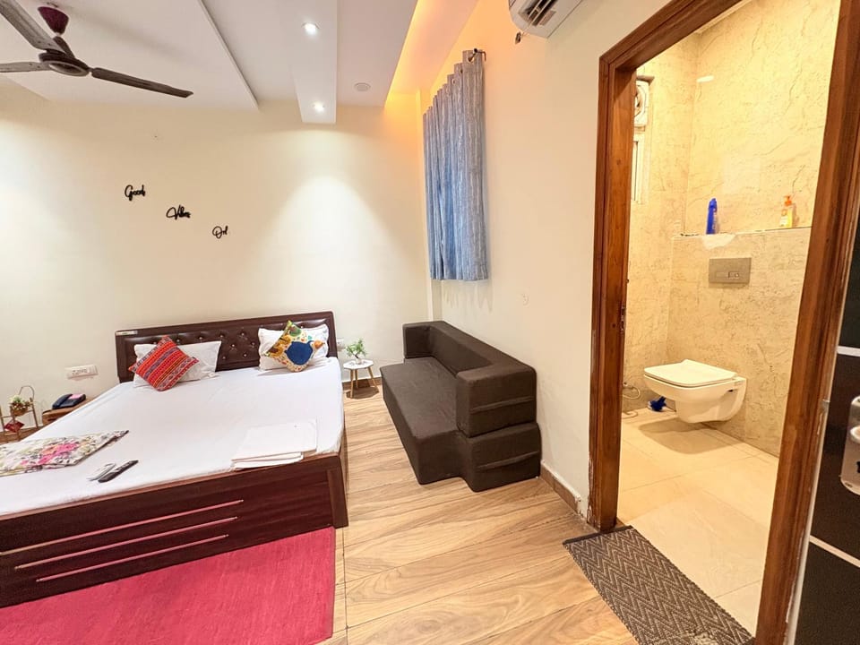 Toilet, Bed, Bedroom, towels