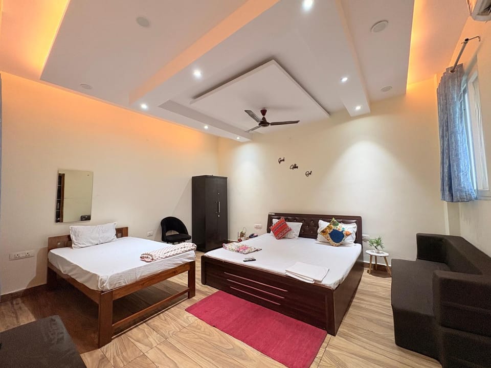 Bed, TV and multimedia, Photo of the whole room, Bedroom, fireplace, towels, wardrobe