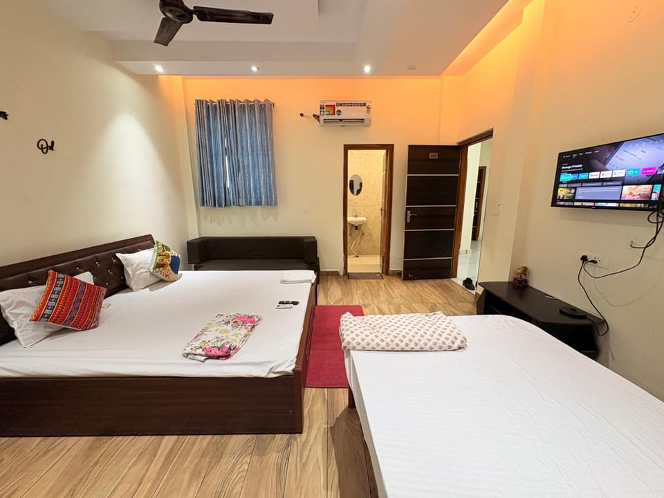 Communal lounge/ TV room, Bed, TV and multimedia, Photo of the whole room, Seating area, Evening entertainment, Bedroom, towels