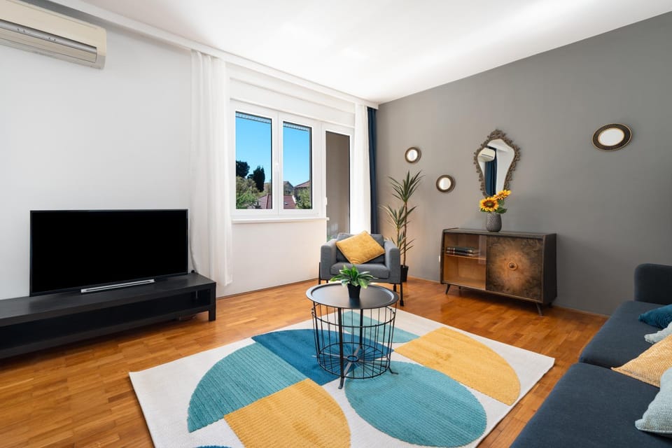 Communal lounge/ TV room, TV and multimedia, Living room, Seating area, Evening entertainment