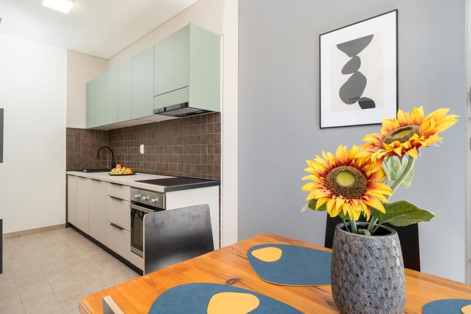 Kitchen or kitchenette, Dining area, oven, stove
