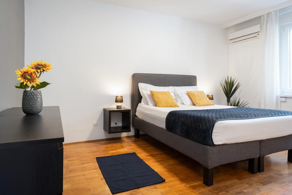 Bed, Photo of the whole room, Bedroom, air conditioner