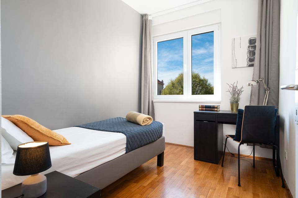 Bed, Photo of the whole room, Seating area, Bedroom