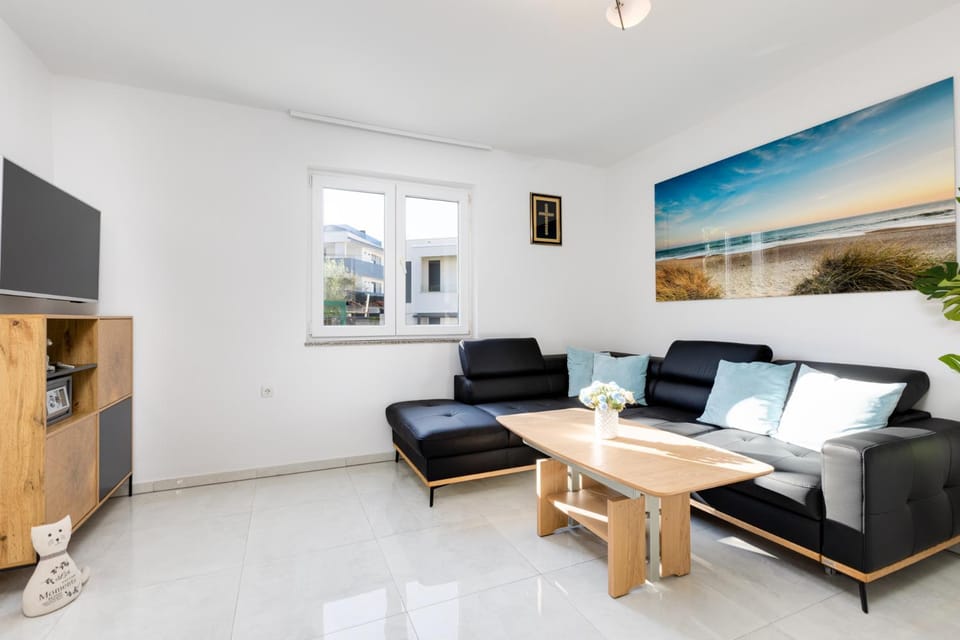 Communal lounge/ TV room, TV and multimedia, Living room, Seating area, Dining area, Evening entertainment