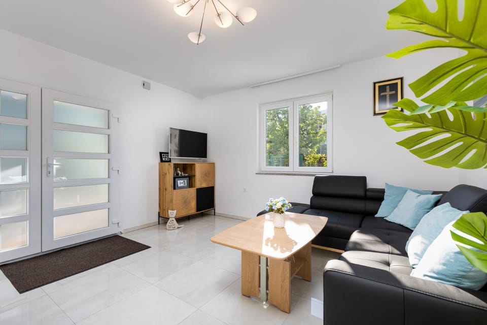 Communal lounge/ TV room, TV and multimedia, Living room, Seating area, Evening entertainment