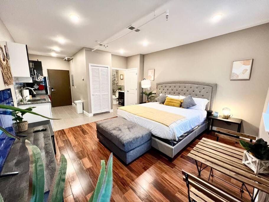 508 Urban Lifestyle king bed APT in Center CITY Apartment in Philadelphia