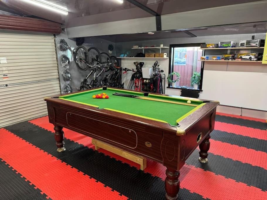 Billiard, Game Room