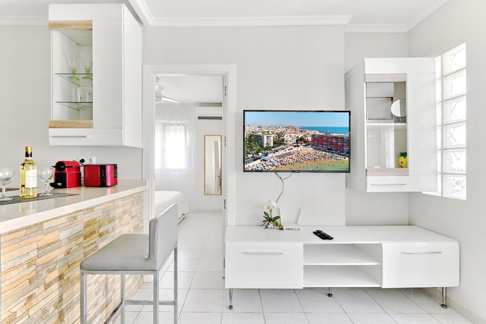 TV and multimedia, Coffee/tea facilities, Kitchen or kitchenette, Living room, toaster, air conditioner