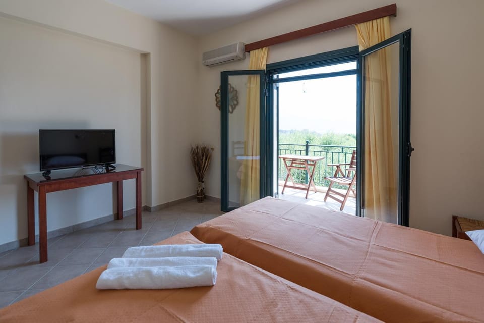 TV and multimedia, Photo of the whole room, Bedroom, towels
