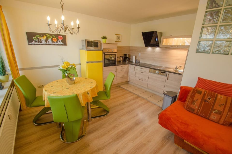 Kitchen or kitchenette, Living room, Seating area, Dining area