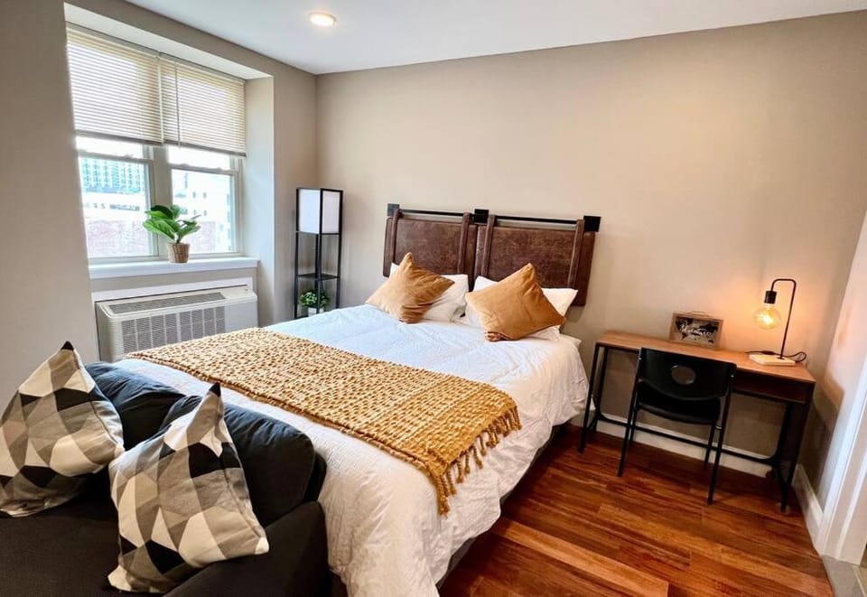 402 Stylish luxe Apt at center city self check-in Apartment in Philadelphia