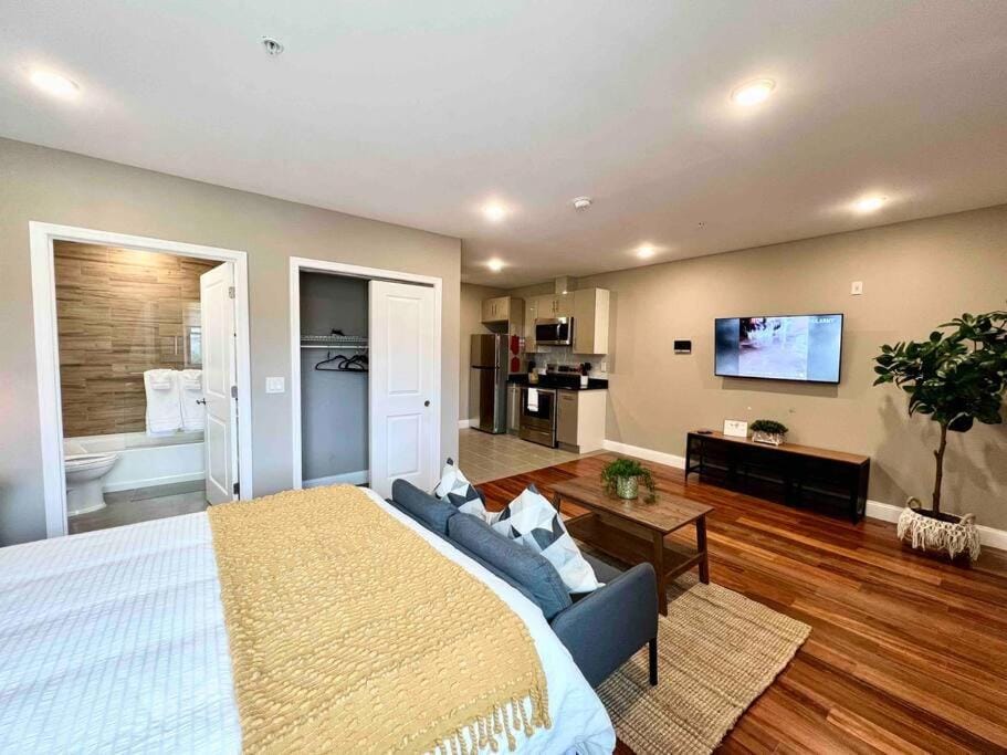 402 Stylish luxe Apt at center city self check-in Apartment in Philadelphia