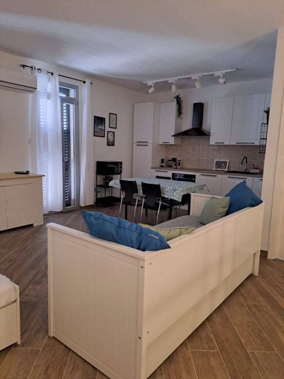 TV and multimedia, Kitchen or kitchenette, Living room, Seating area, Dining area