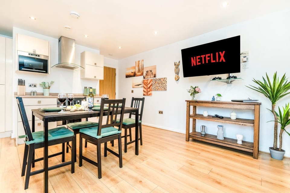 TV and multimedia, Kitchen or kitchenette, Living room, Dining area, Evening entertainment