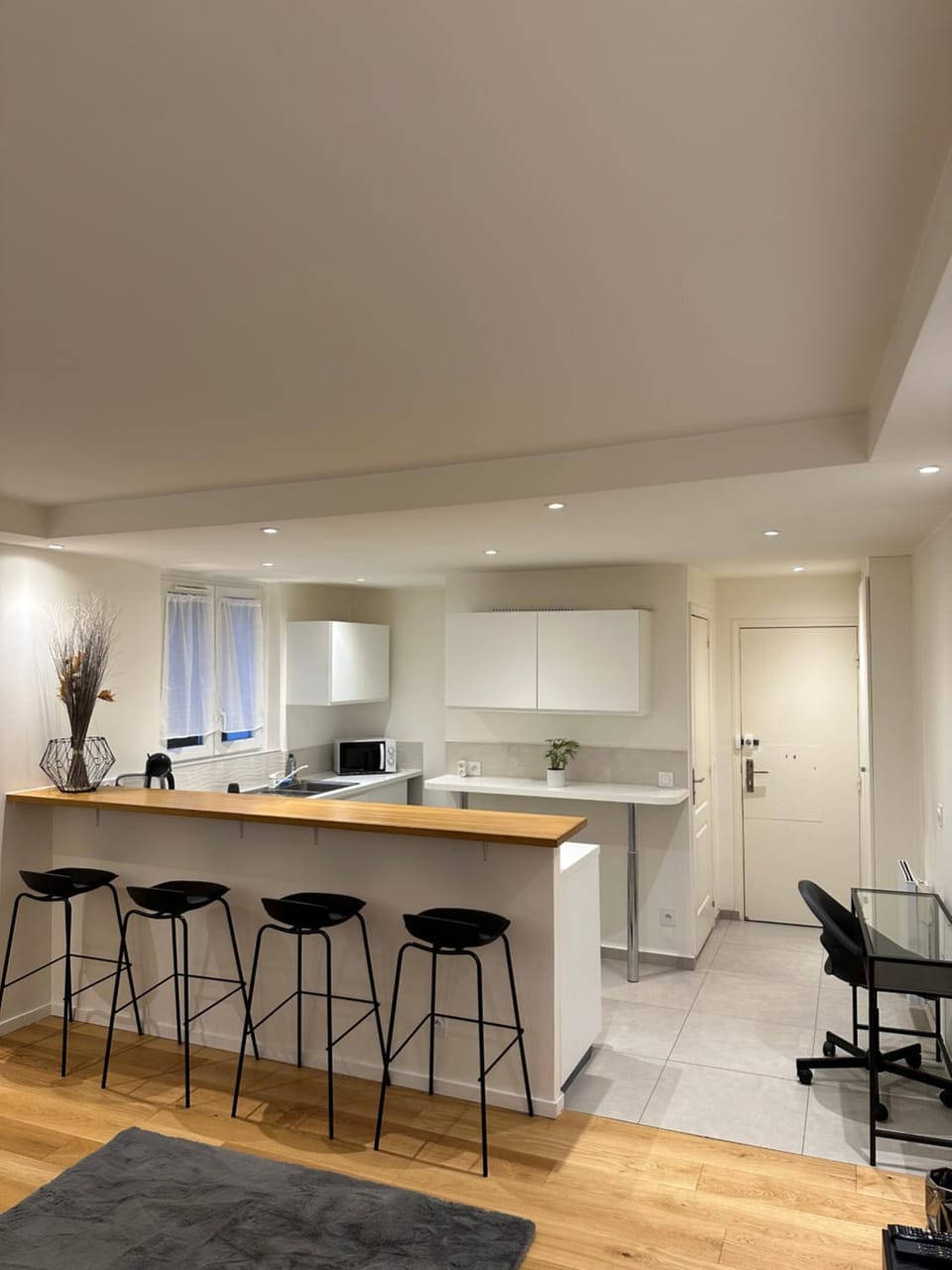 Kitchen or kitchenette, Dining area, minibar, stove