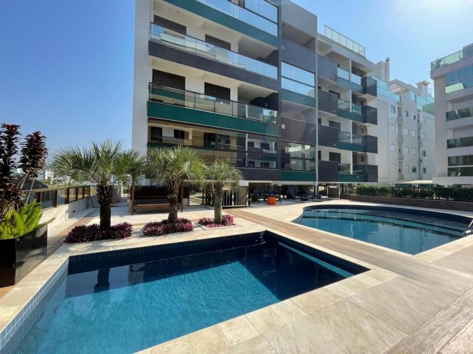 Cód 108 - Apartamento exuberante à 280 m do mar Apartment in Florianopolis