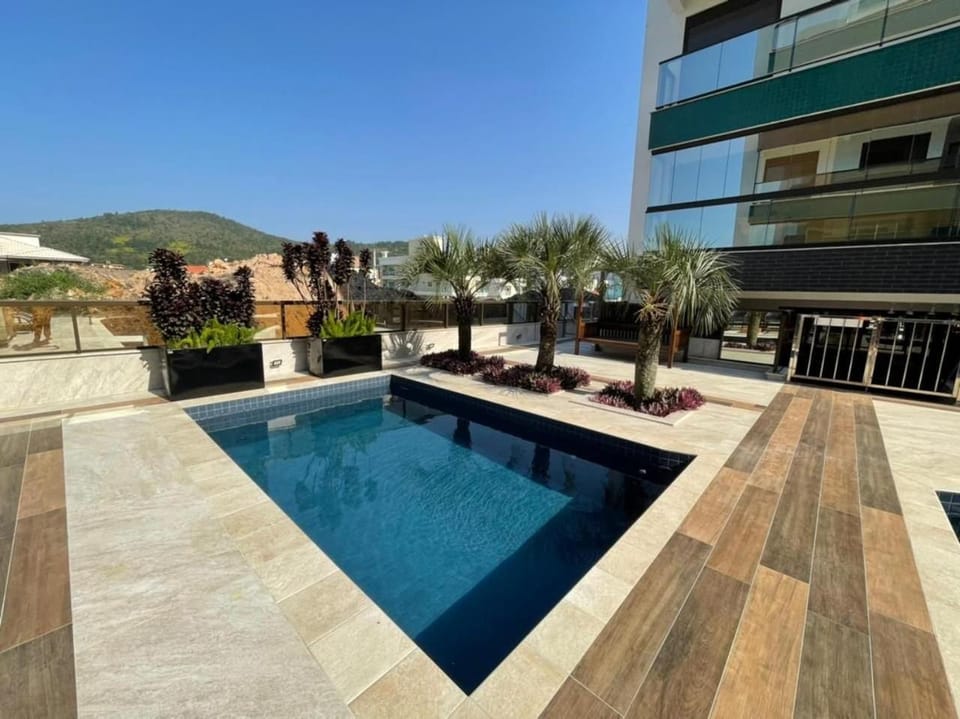 Cód 108 - Apartamento exuberante à 280 m do mar Apartment in Florianopolis