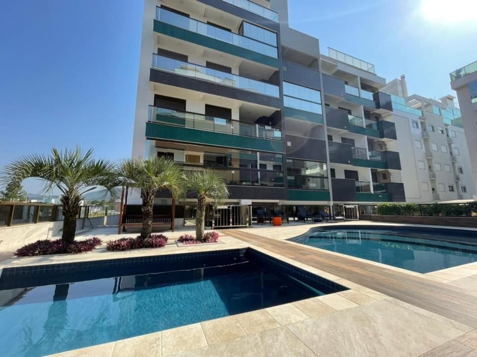 Cód 108 - Apartamento exuberante à 280 m do mar Apartment in Florianopolis
