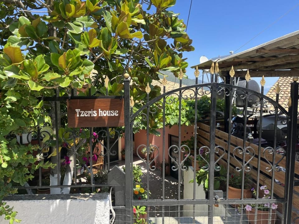 Property building, Facade/entrance, Garden