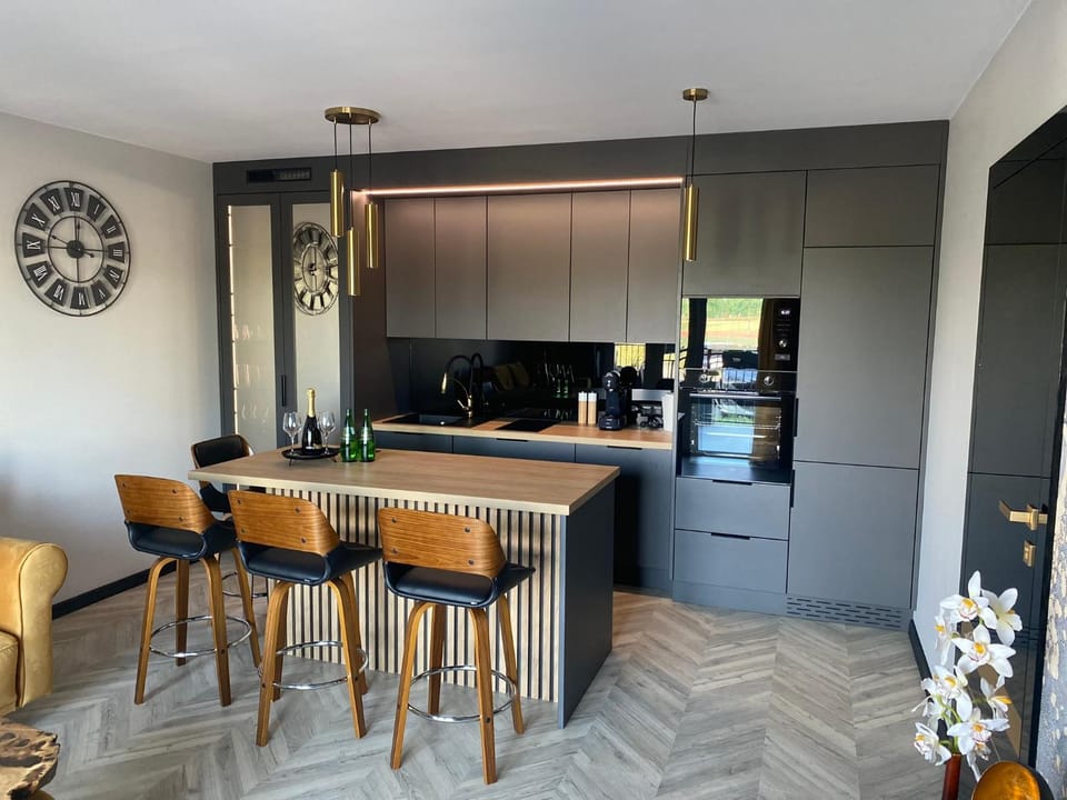 Kitchen or kitchenette, Dining area, minibar, stove