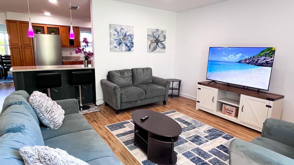 LuxCoral - 4 Min walk to beach! House in Cape Canaveral