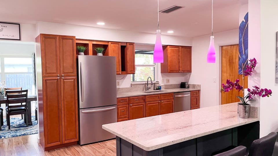 LuxCoral - 4 Min walk to beach! House in Cape Canaveral