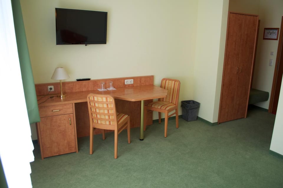 TV and multimedia, Photo of the whole room, Decorative detail, Seating area, Bedroom