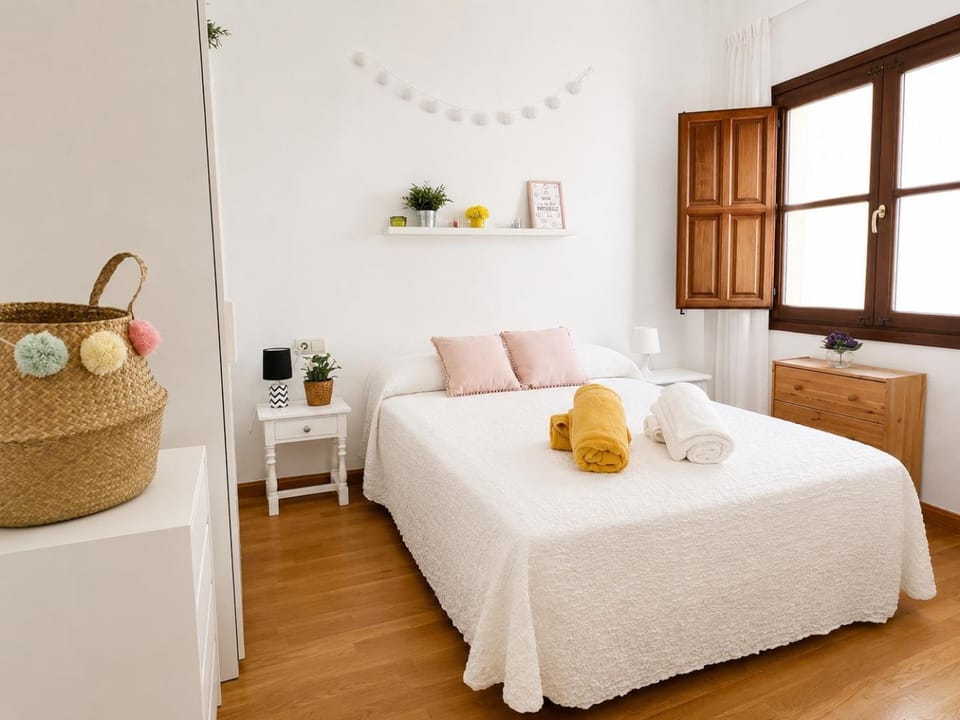 Bed, Photo of the whole room, Bedroom, towels