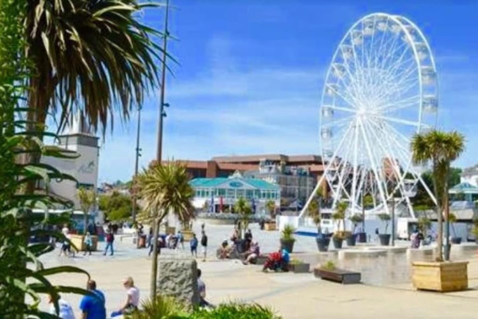 4 Dble Bed Bournemouth House. 10 mins Drive to Town & Beach House in Bournemouth