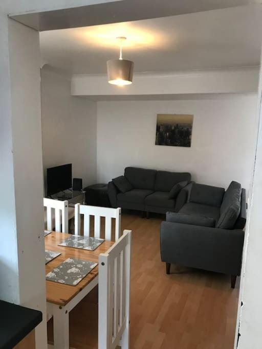 4 Dble Bed Bournemouth House. 10 mins Drive to Town & Beach House in Bournemouth