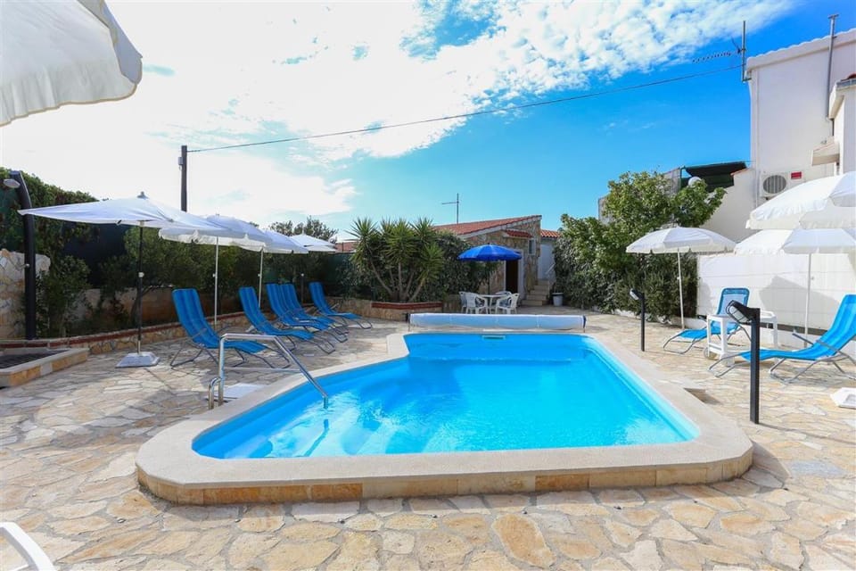 Patio, Swimming pool, Swimming pool, sunbed