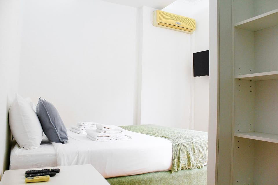 Bed, TV and multimedia, Photo of the whole room, Bedroom, towels, wardrobe, air conditioner