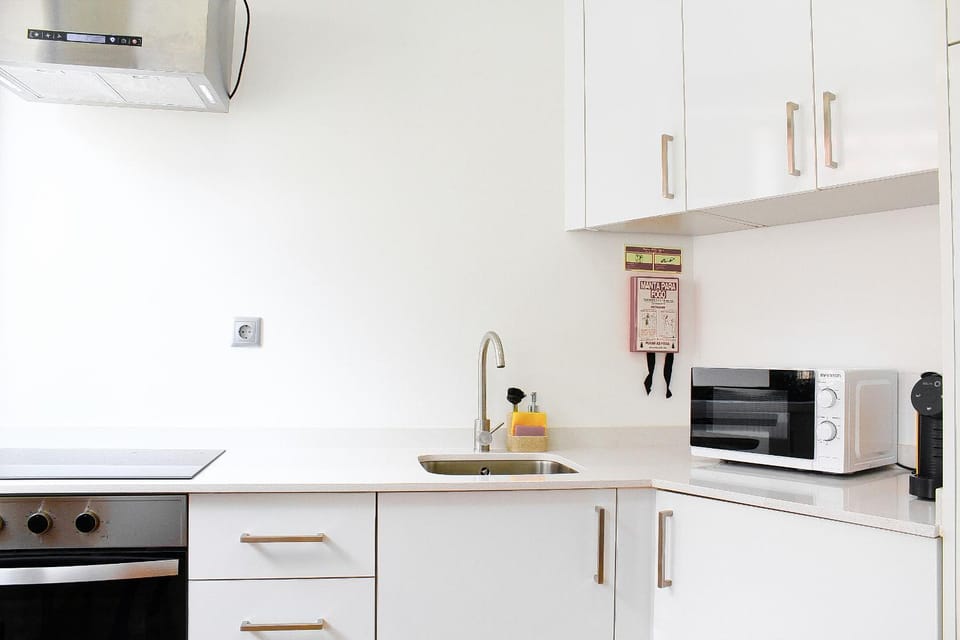 Coffee/tea facilities, Kitchen or kitchenette, microwave, oven, stove, toaster