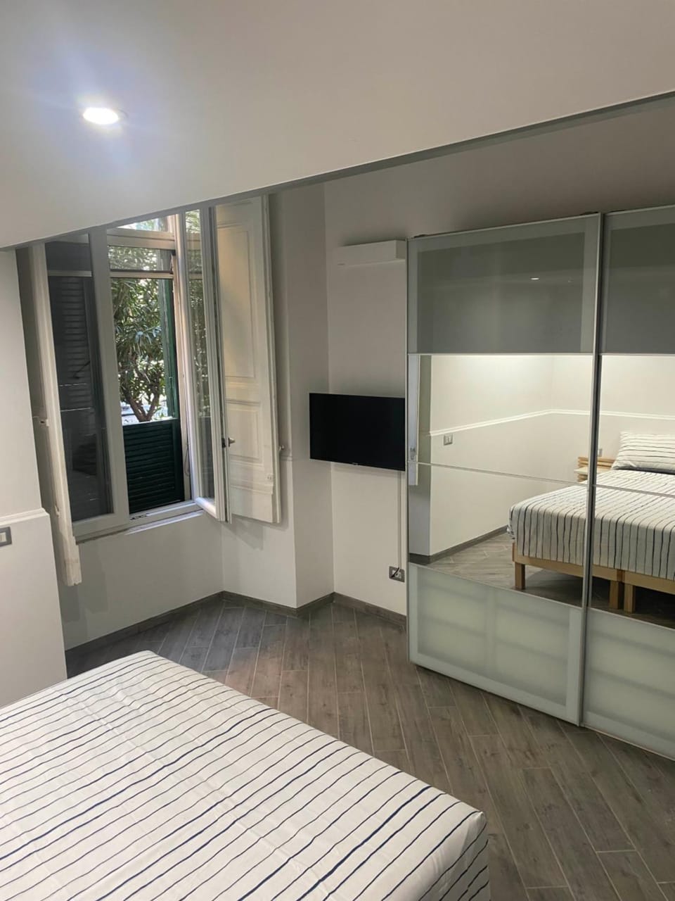 Bed, TV and multimedia, Bedroom