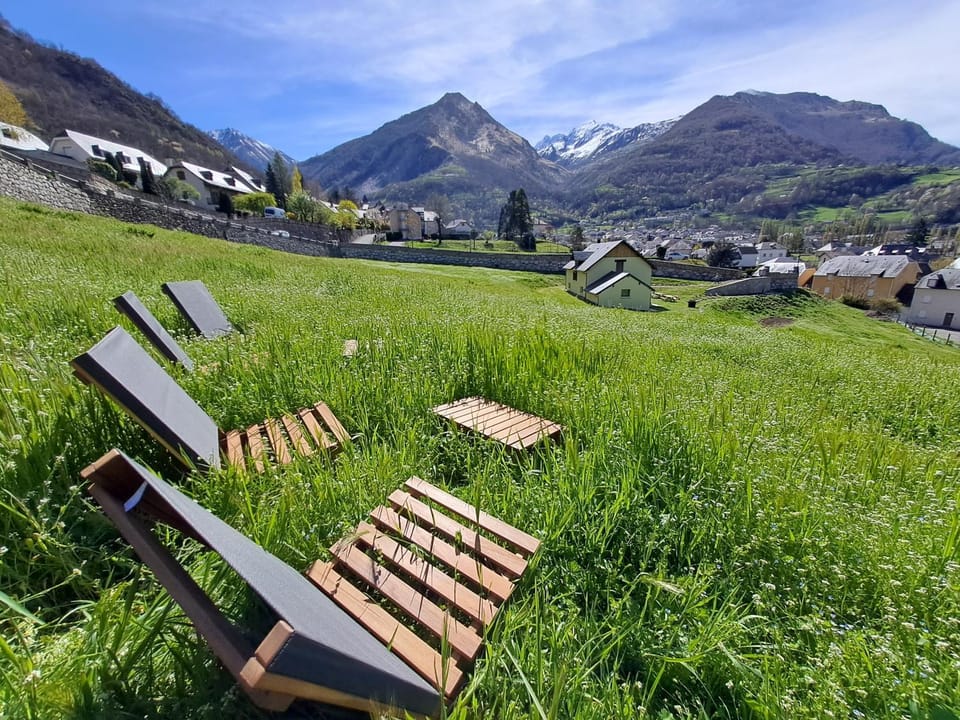 Nearby landmark, Spring, Day, Natural landscape, Mountain view