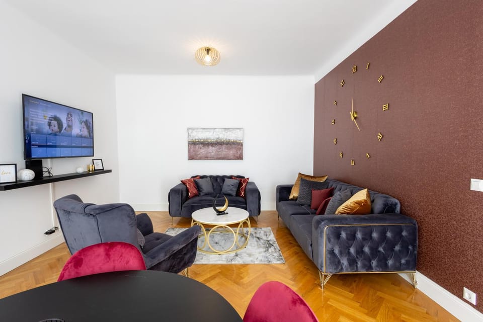 TV and multimedia, Living room, Seating area, Evening entertainment