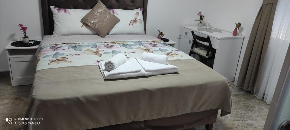 Bed, Photo of the whole room, towels