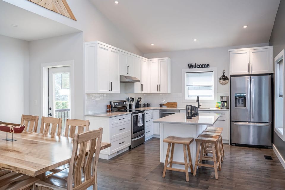 Kitchen or kitchenette, Dining area, dishwasher, pet friendly, stove
