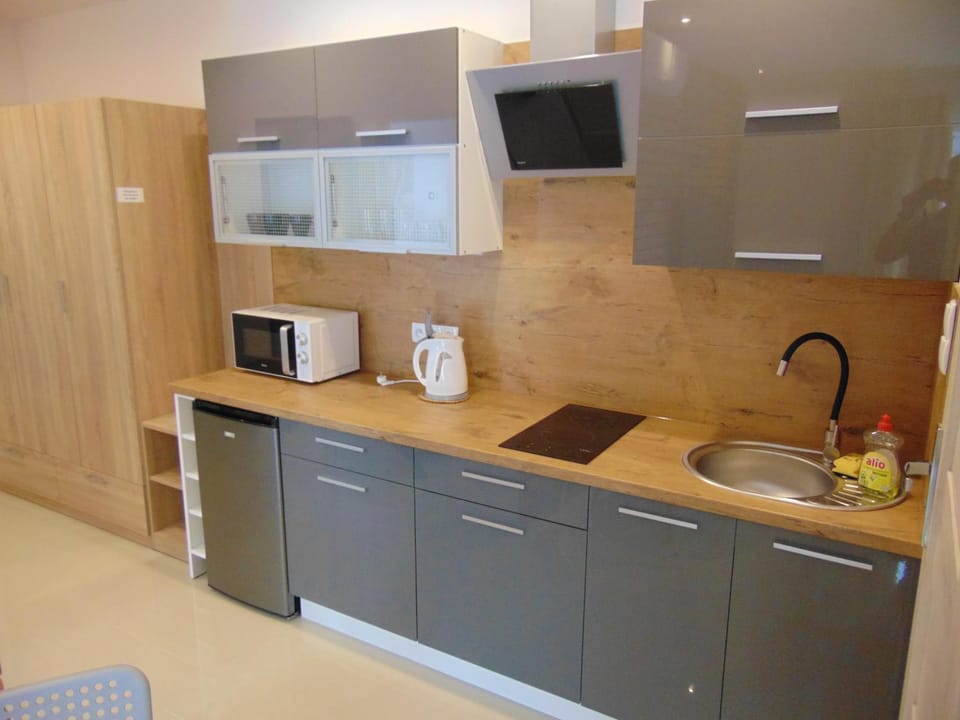 Coffee/tea facilities, Kitchen or kitchenette, stove