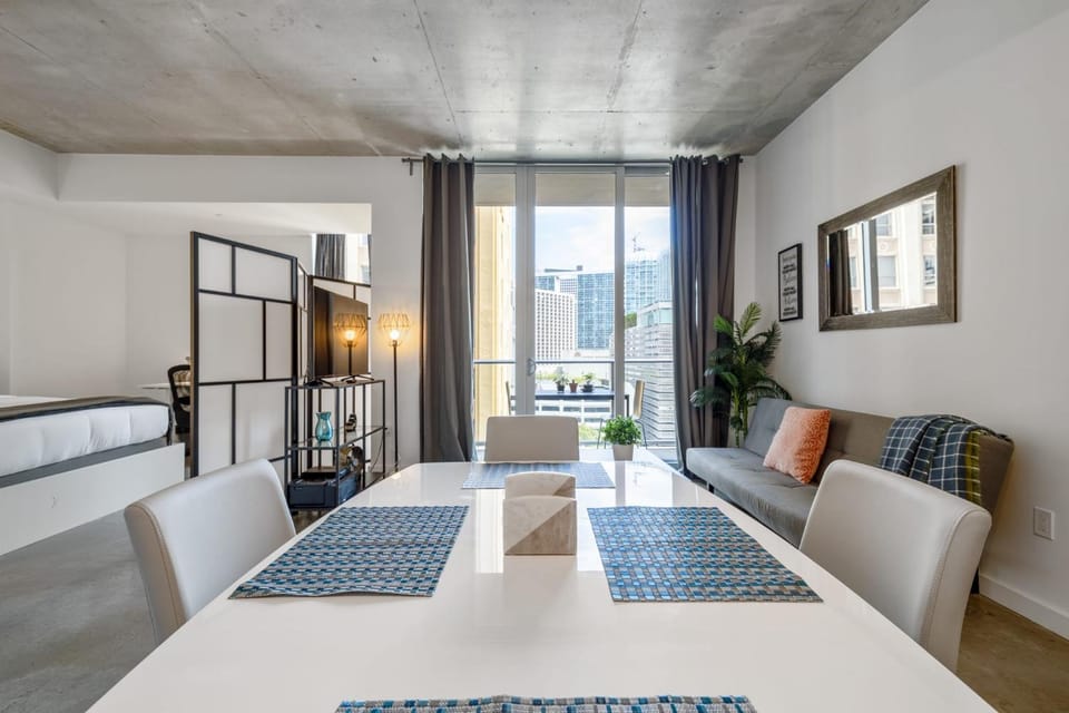 Cozy Downtown Pad- Luxe Rooftop pool gym and more Apartment in Miami