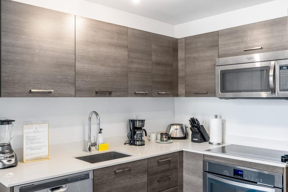 Cozy Downtown Pad- Luxe Rooftop pool gym and more Apartment in Miami